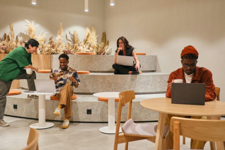 Personas en una reunión de oficina practicando comunicación asertiva y resolución de conflictos.