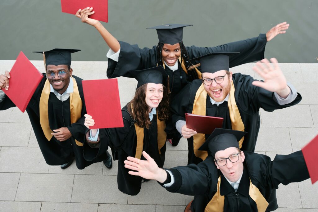 Un grupo de estudiantes celebrando su graduación universitaria, representando el éxito académico alcanzado.