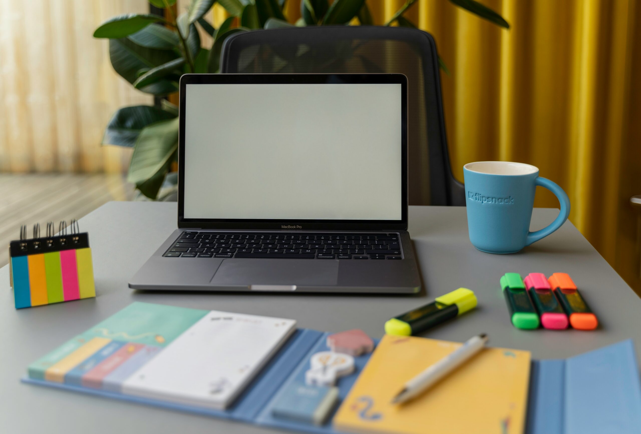 Una mesa de estudio organizada con una taza de café, cuadernos y materiales escolares, representando el ambiente para el aprendizaje en línea.