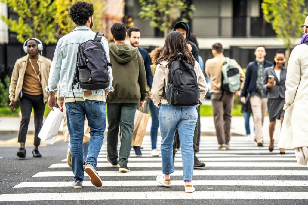 Gente caminando por la ciudad representando el trayecto entre el trabajo y el estudio diario.