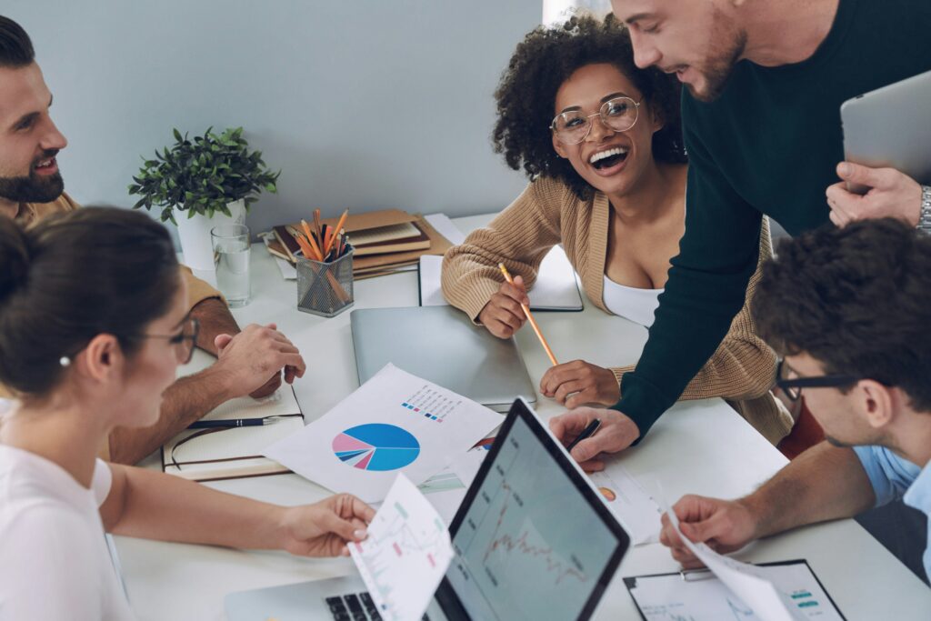 Equipo de trabajo colaborando en una lluvia de ideas para la resolución de problemas complejos.