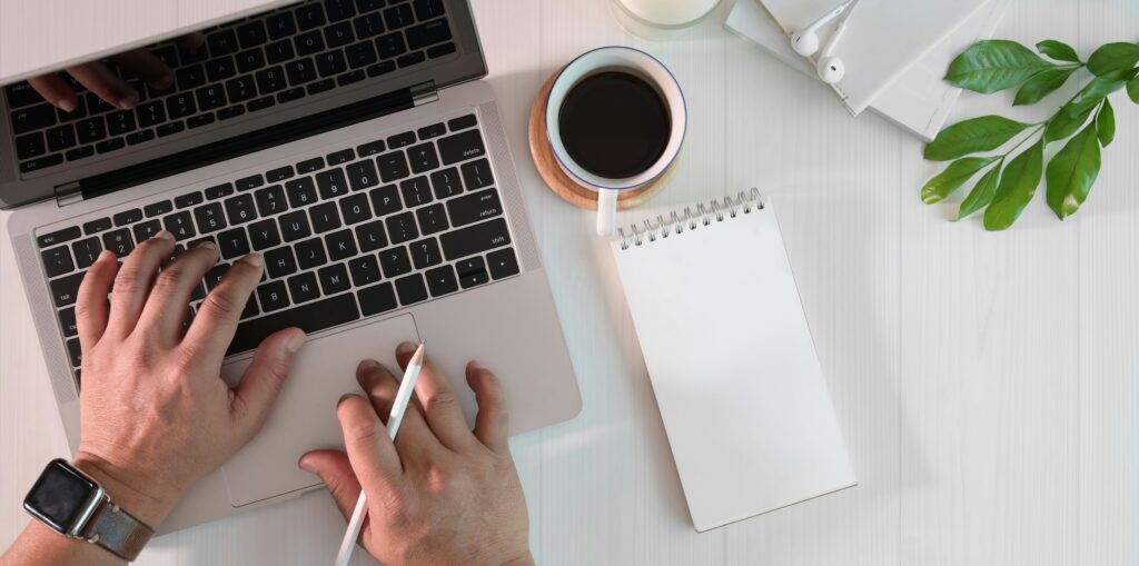 Una persona concentrada estudiando frente a la pantalla de una computadora, realizando un curso de habilidades blandas en línea.