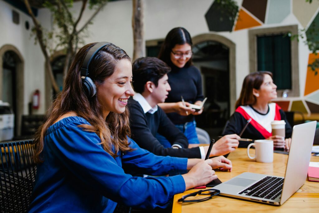 Grupo de profesionales colaborando en una mesa para desarrollar inteligencia emocional y trabajo en equipo.