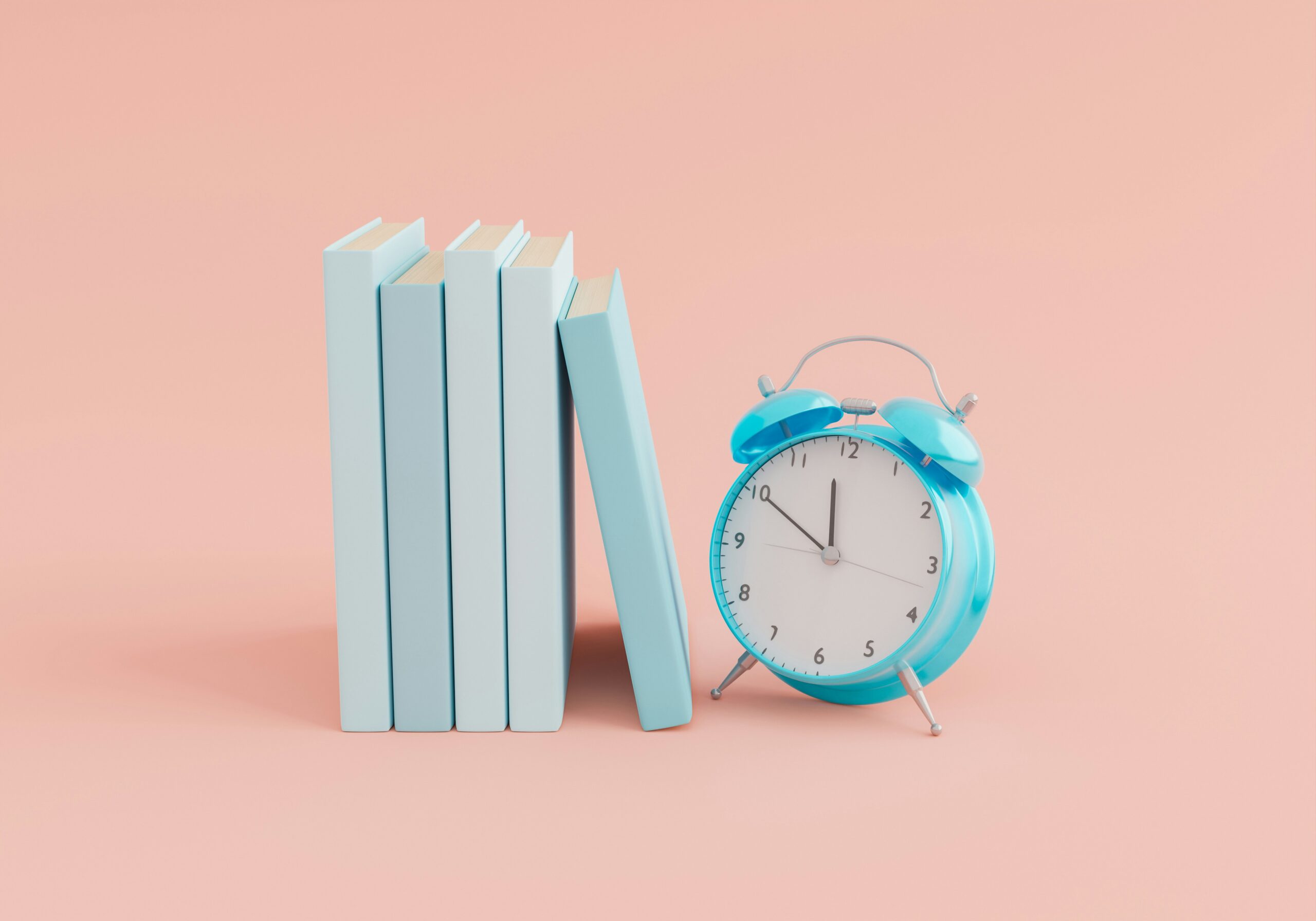 Reloj despertador antiguo sobre una pila de libros simbolizando la organización del tiempo de estudio.