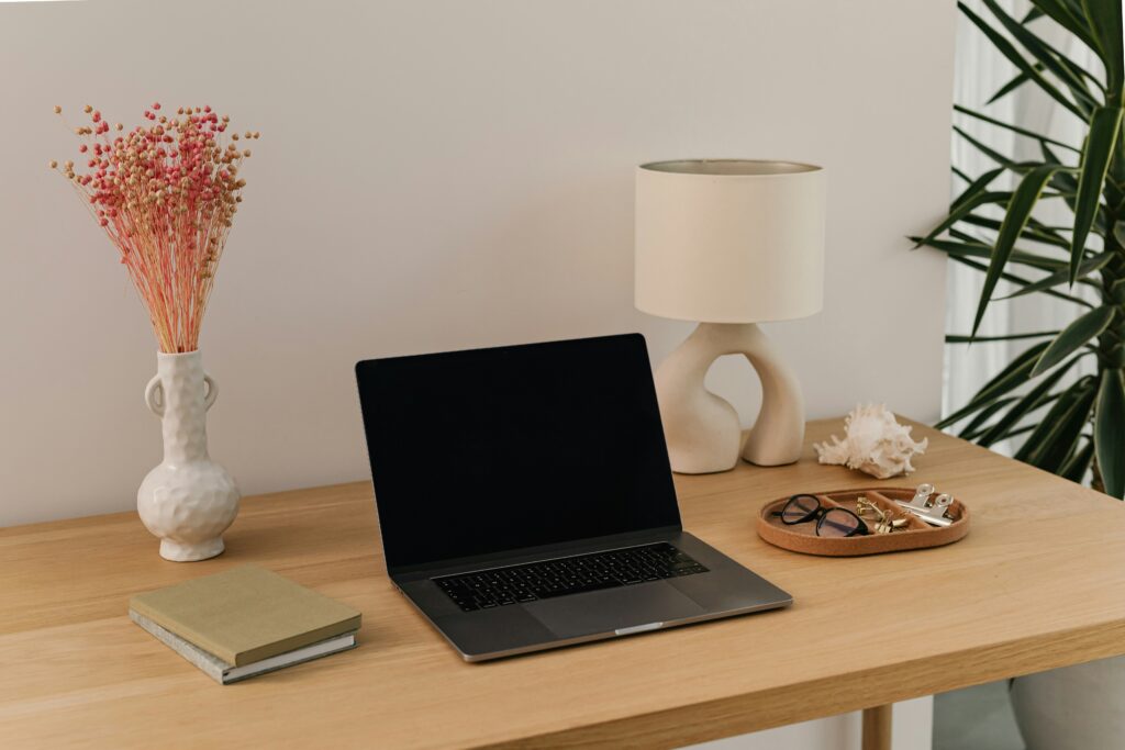 Mesa de estudio en casa con diseño minimalista y buena iluminación natural.