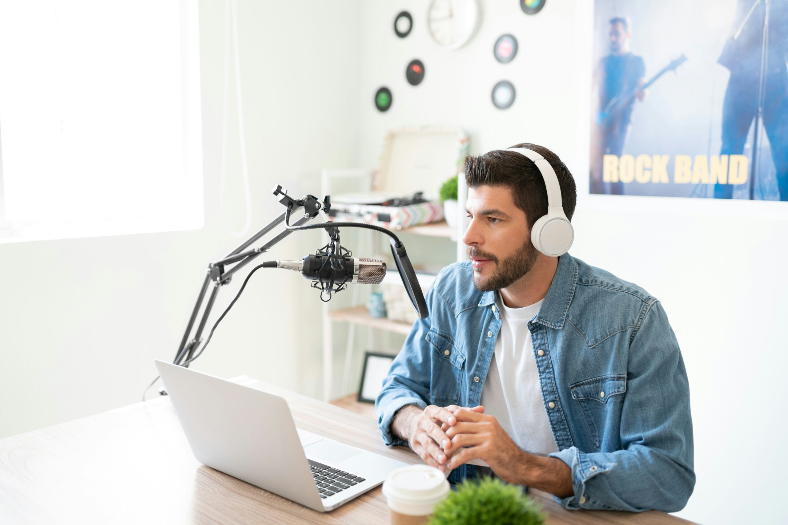 Un hombre sosteniendo un micrófono y practicando su discurso con expresión concentrada, entrenando sus habilidades de comunicación verbal.