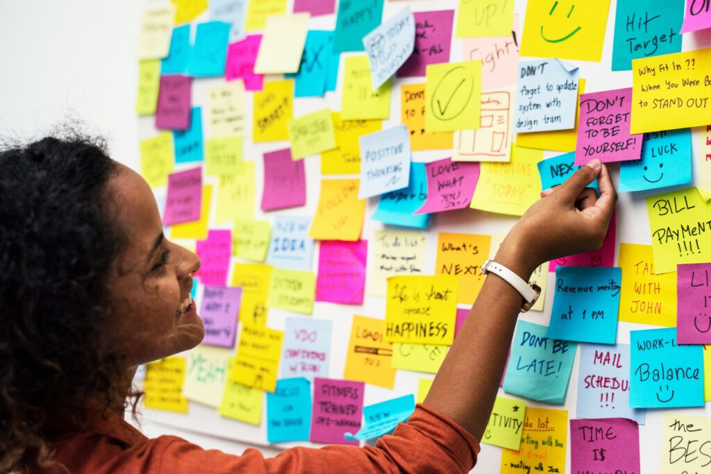 Persona visualizando el mapa mental de un proyecto para evitar la parálisis por análisis y mantener la constancia.
