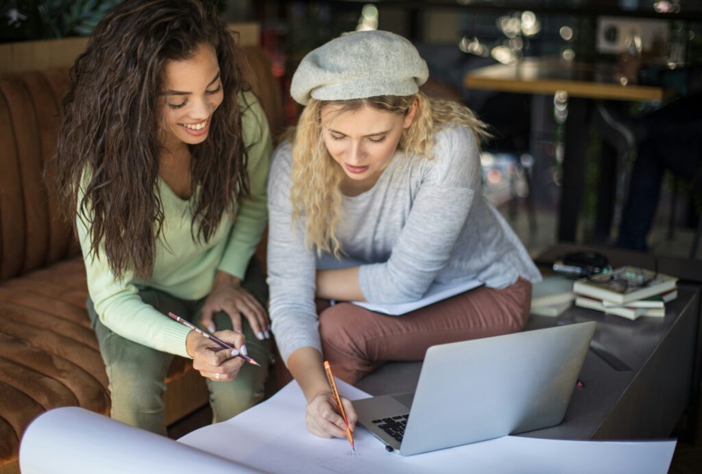 Equipo de dos personas enfocado en la ejecución operativa mediante una mentalidad de fundador aplicada a su puesto de trabajo.