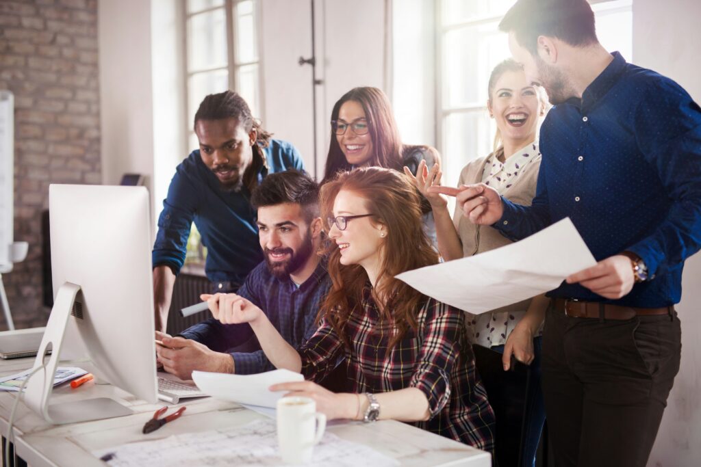 Grupo de estudiantes aplicando una arquitectura de ejecución en una sesión de aprendizaje colectivo técnico.