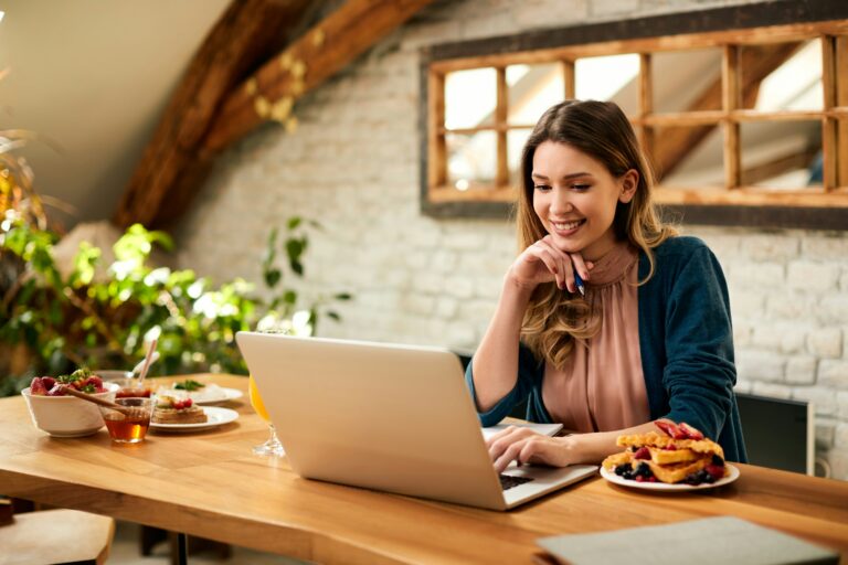 Emprendedora estudiantil trabajando en su computadora para ejecutar proyectos técnicos y construir sus capacidades operativas.