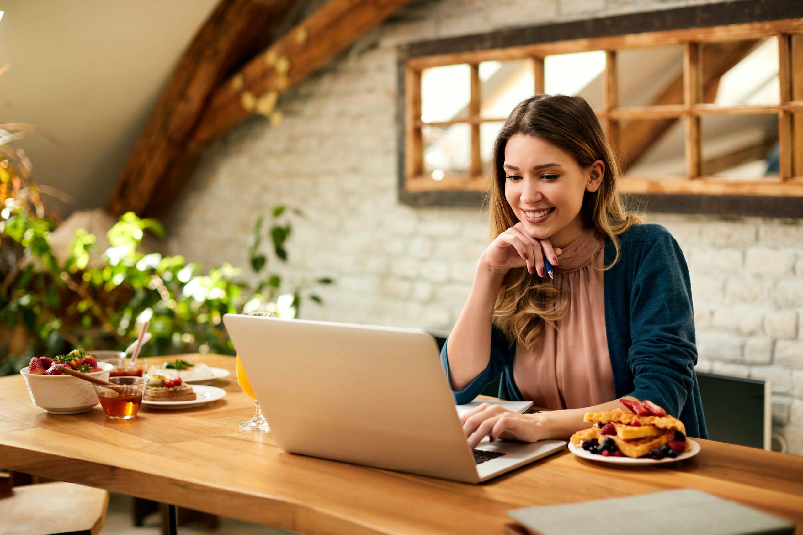 Emprendedora estudiantil trabajando en su computadora para ejecutar proyectos técnicos y construir sus capacidades operativas.