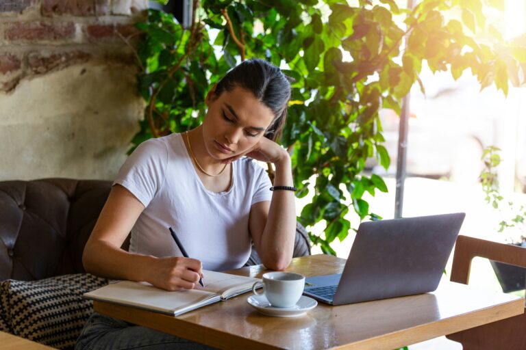 Mujer estudiando sobre habilidades duras.