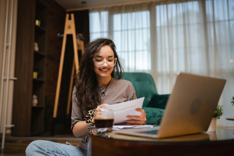 Emprendedora revisando su planificación para consolidar la estrategia.