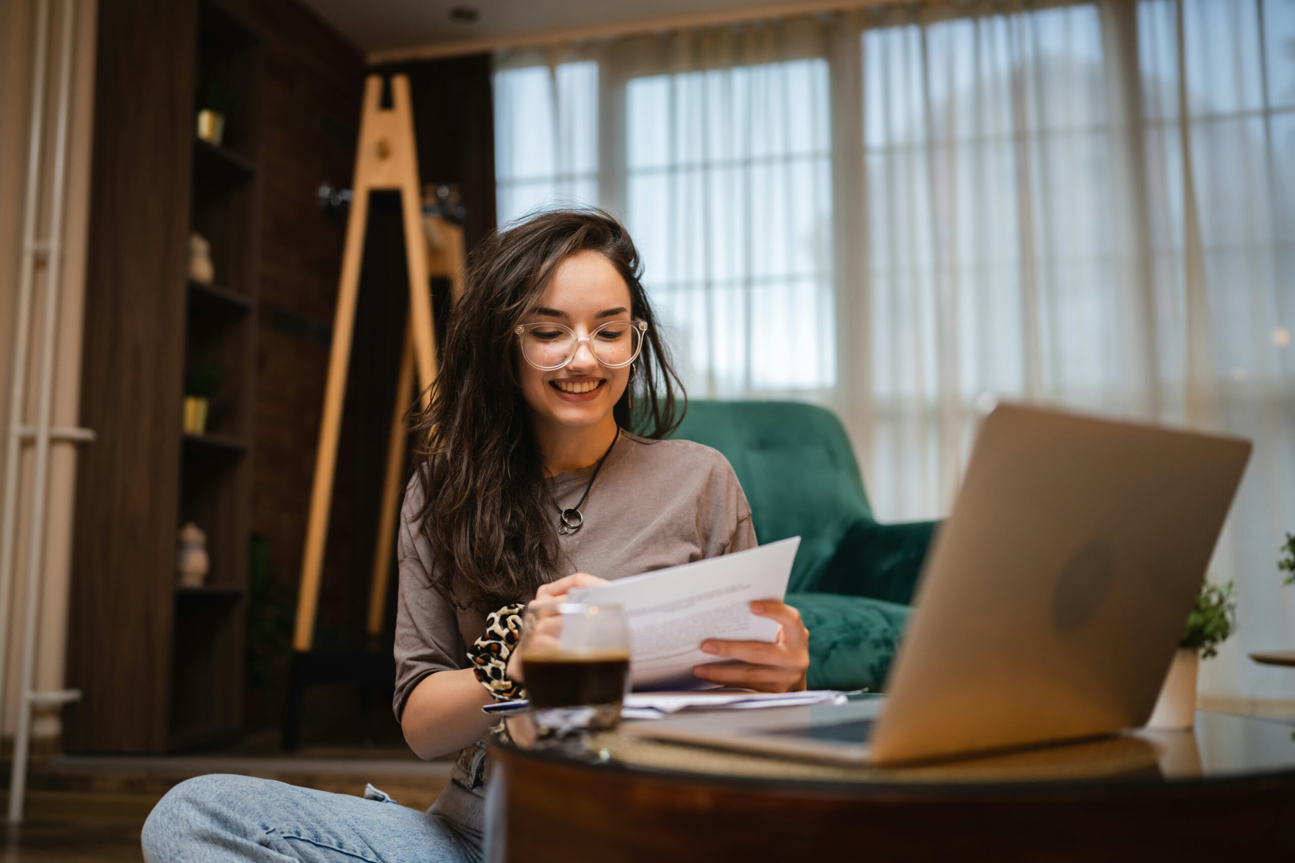 Emprendedora revisando su planificación para consolidar la estrategia.