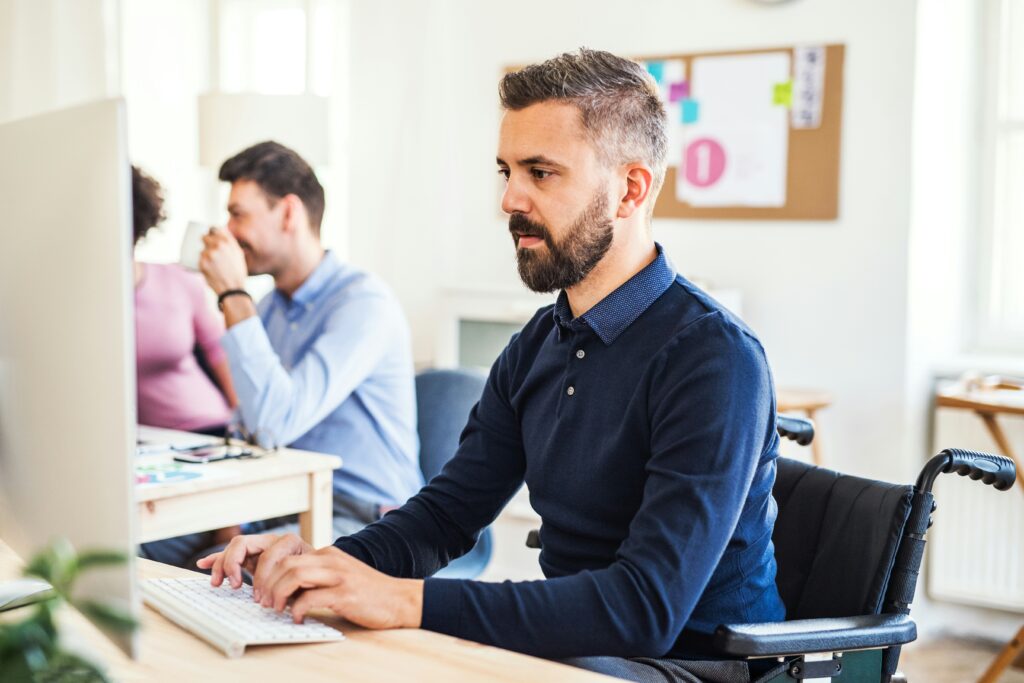 Hombre utilizando su computadora para el desarrollo de habilidades duras y el estudio técnico desde cero.