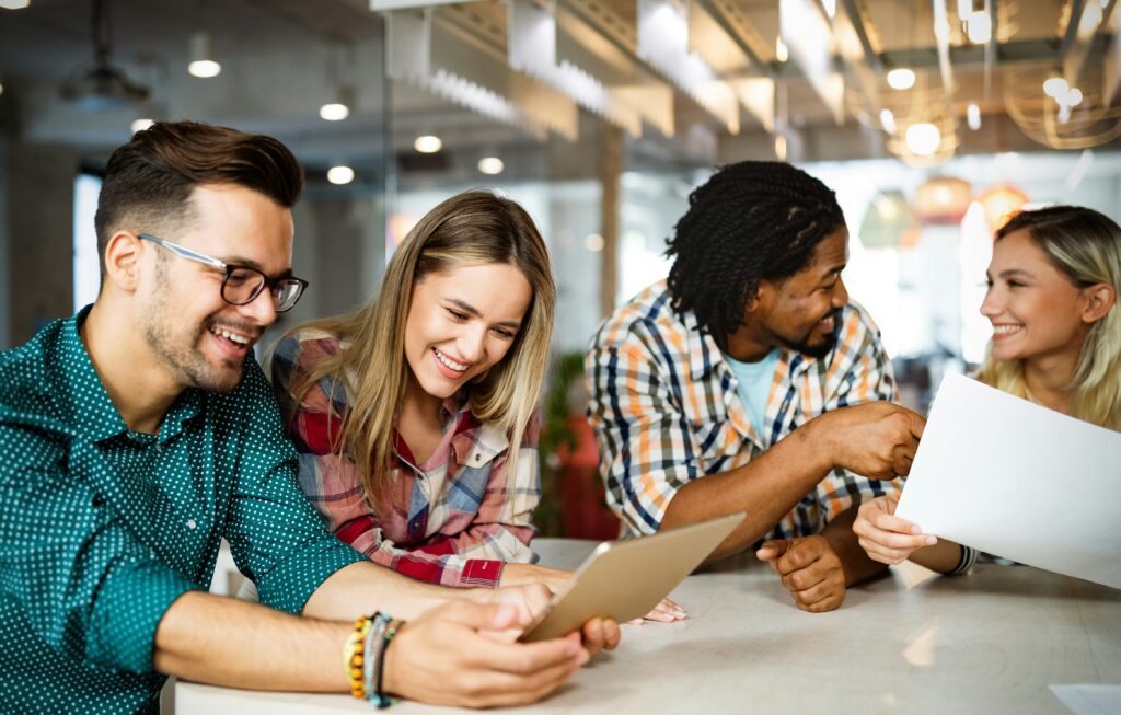 Equipo de profesionales en reunión colaborando y validando sus competencias técnicas en proyectos reales.