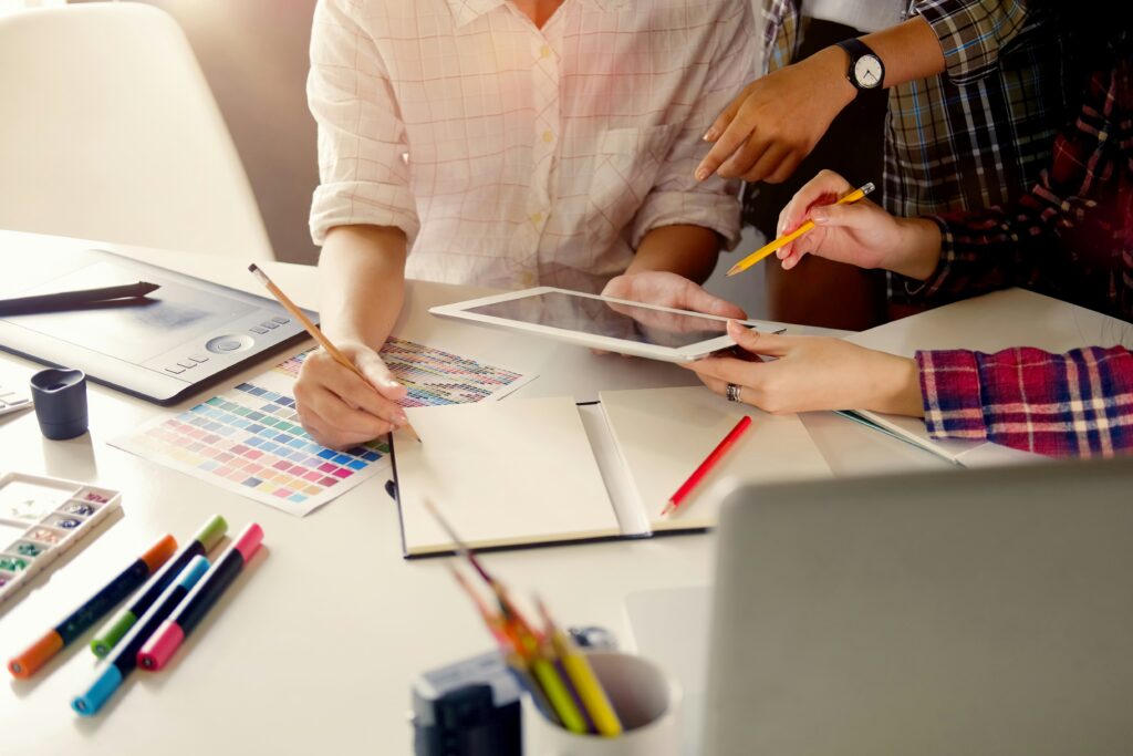 Estudiantes utilizando sus cuadernos para planificar sesiones de estudio eficientes y reducir la fricción cognitiva.