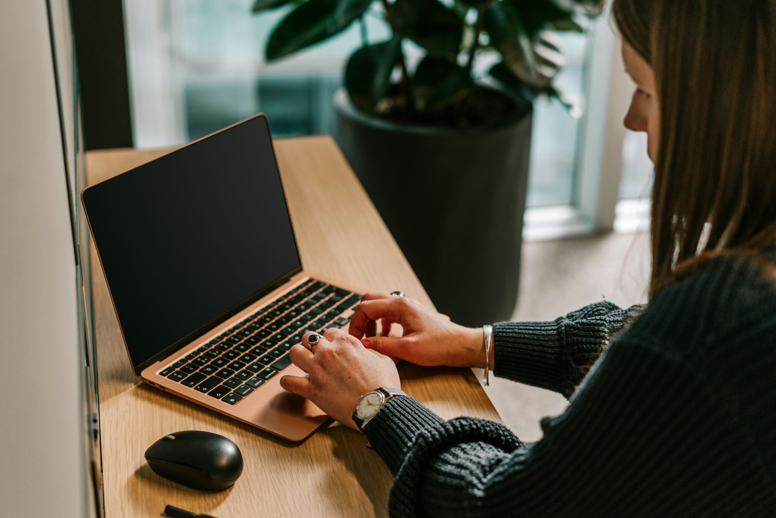 Mujer utilizando su computadora para acceder a las mejores plataformas y construir su disciplina en línea.