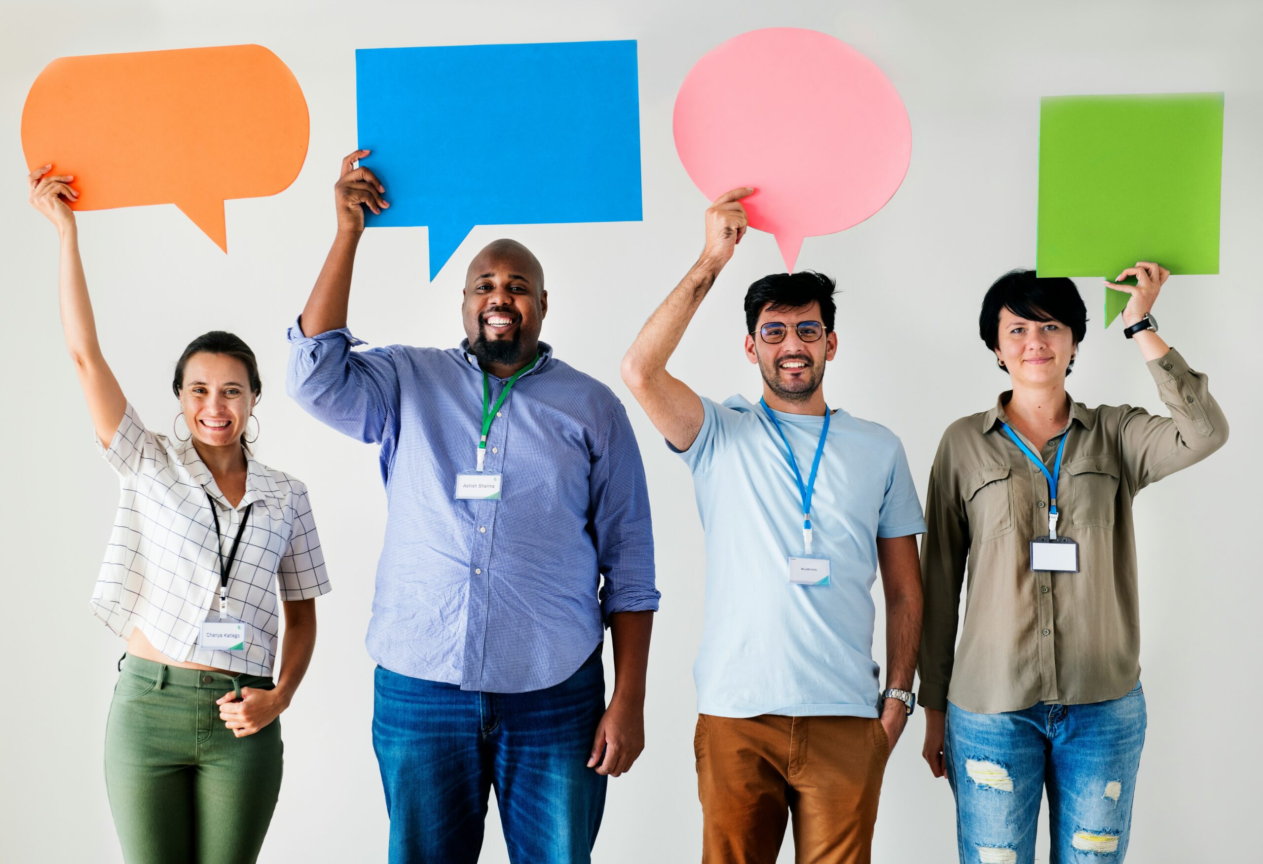 Profesionales de diferentes culturas compartiendo ideas y comunicándose de forma dinámica en un entorno global.