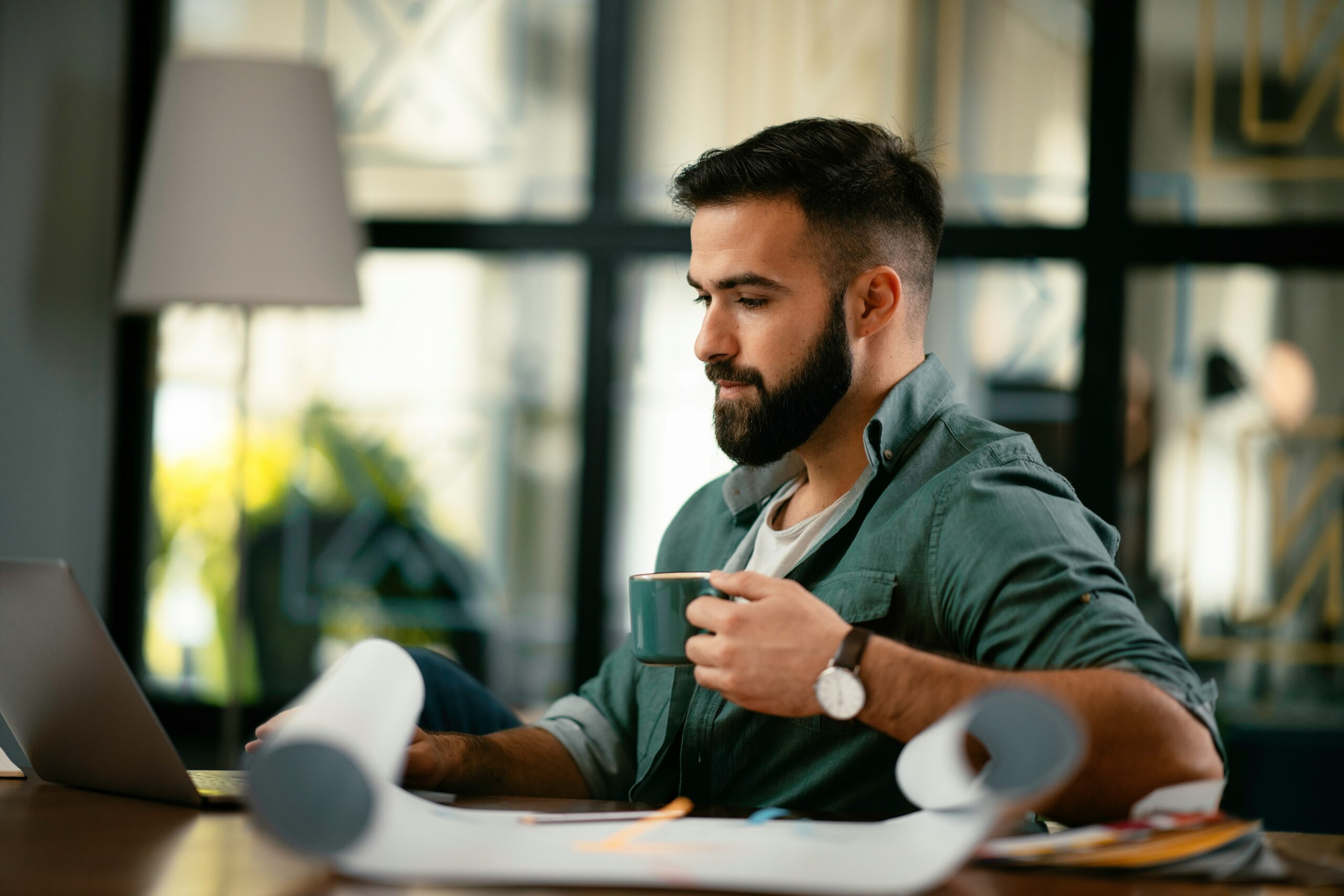 Joven estructurando sus metas y diseñando nuevos planes estratégicos de emprendimiento en su espacio de trabajo.