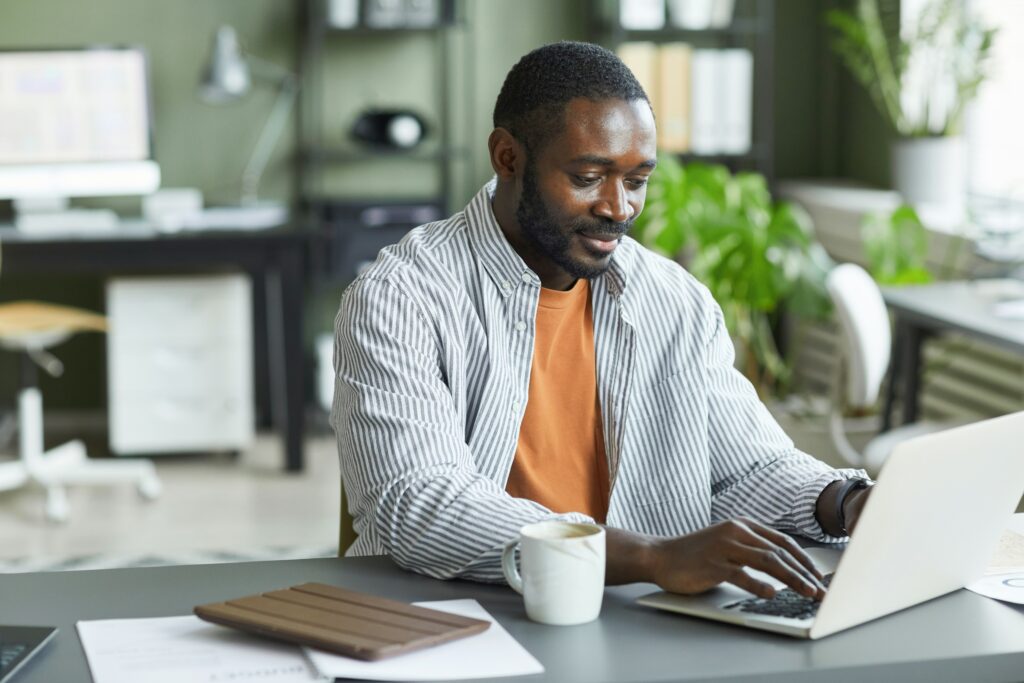 Adulto organizando su tiempo libre para revisar contenidos digitales desde la comodidad de su hogar.