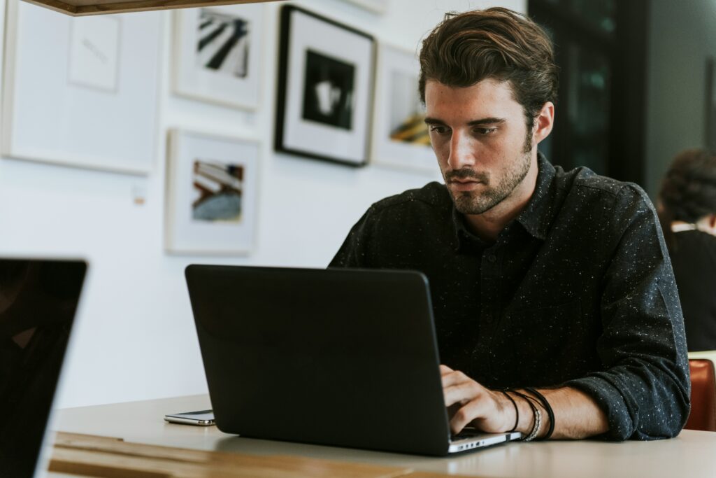 Un hombre delegando tareas a su equipo dentro de su empresa.