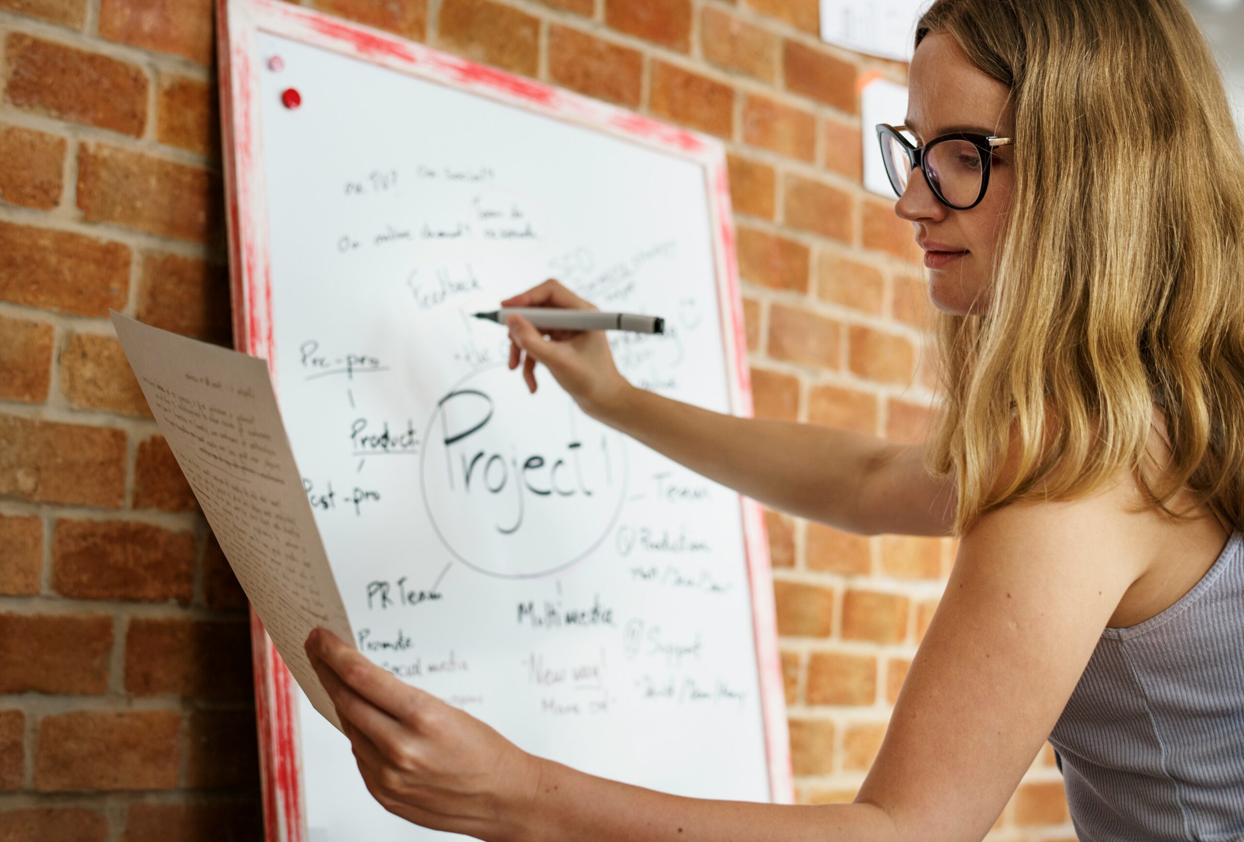 Una mujer definiendo sus objetivos profesionales.