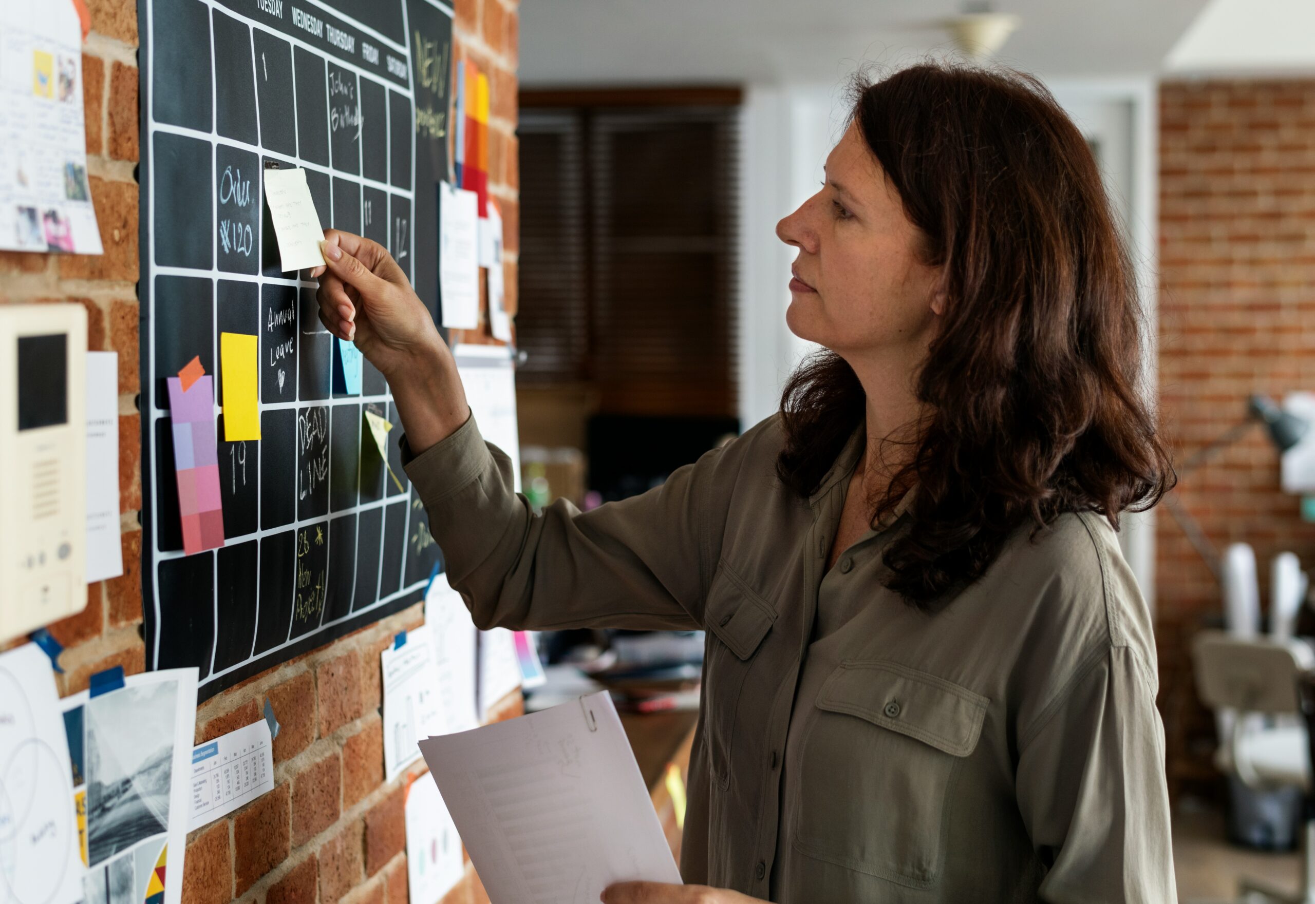 Mujer de negocios concentrada analizando datos y definiendo las estrategias de crecimiento para su empresa.