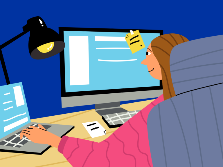 Persona organizando su jornada en la computadora mientras define metas y escribe una lista de tareas en su agenda digital.