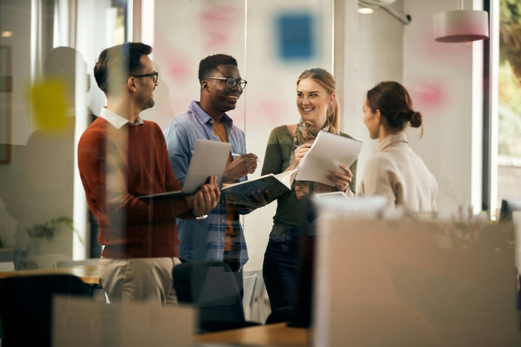 Grupo de personas reunidas en una oficina definiendo las metas de cada proyecto de la empresa.