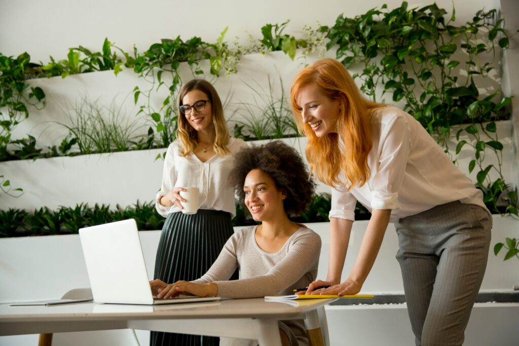 Tres mujeres haciendo un curso online juntas.