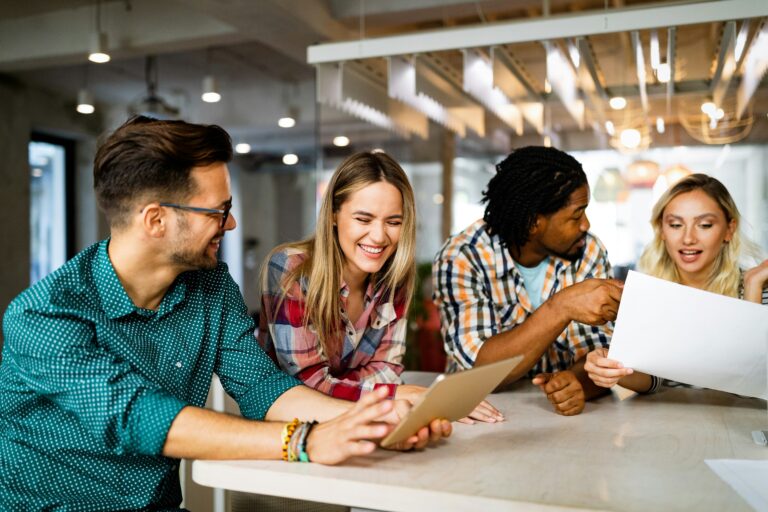 Un equipo de freelancers trabajando juntos en el desarrollo de una idea para un proyecto.