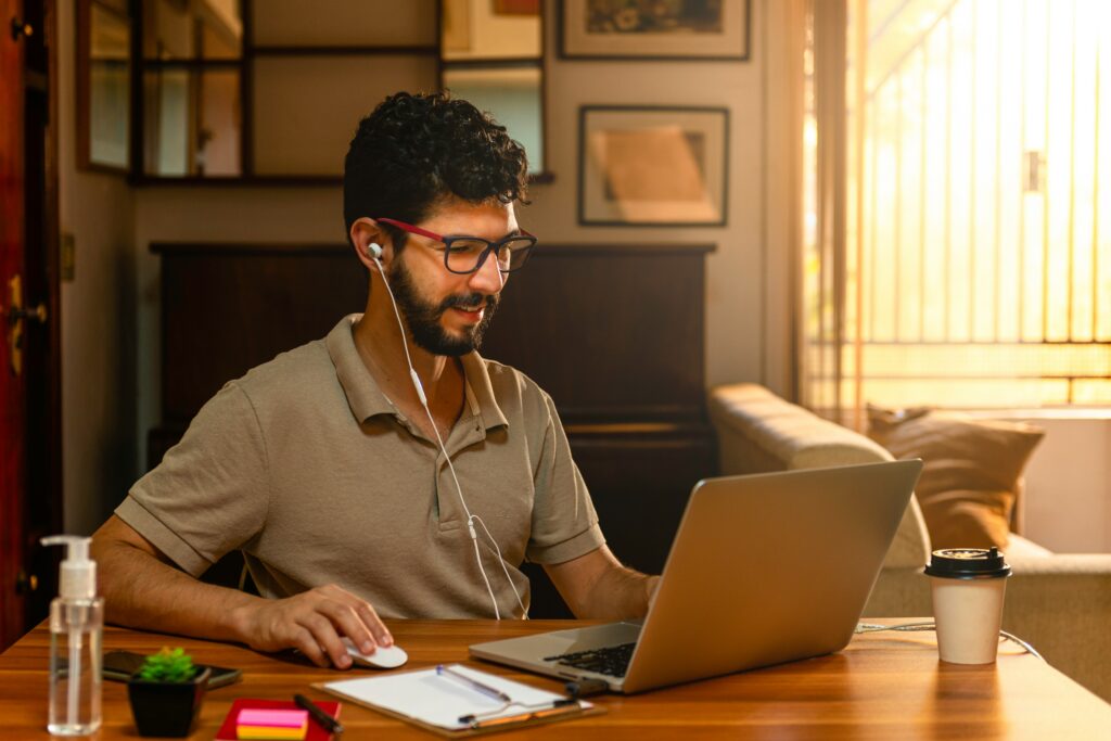 Un hombre trabajando en home office como freelancer usando una laptop.
