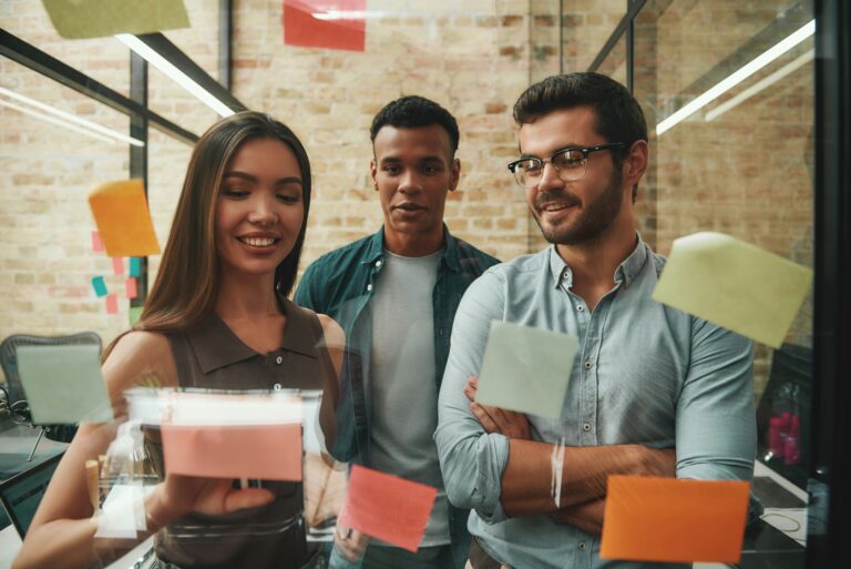 Tres personas creando un plan de acción para su carrera profesional.