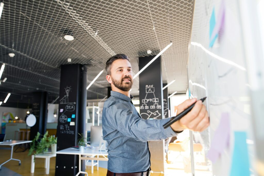 Un hombre presentando un modelo de negocios a los freelancers del equipo.
