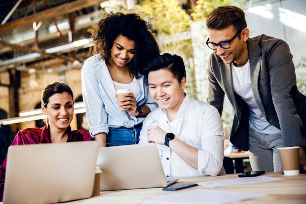 Un grupo de personas definiendo los objetivos de un proyecto profesional.