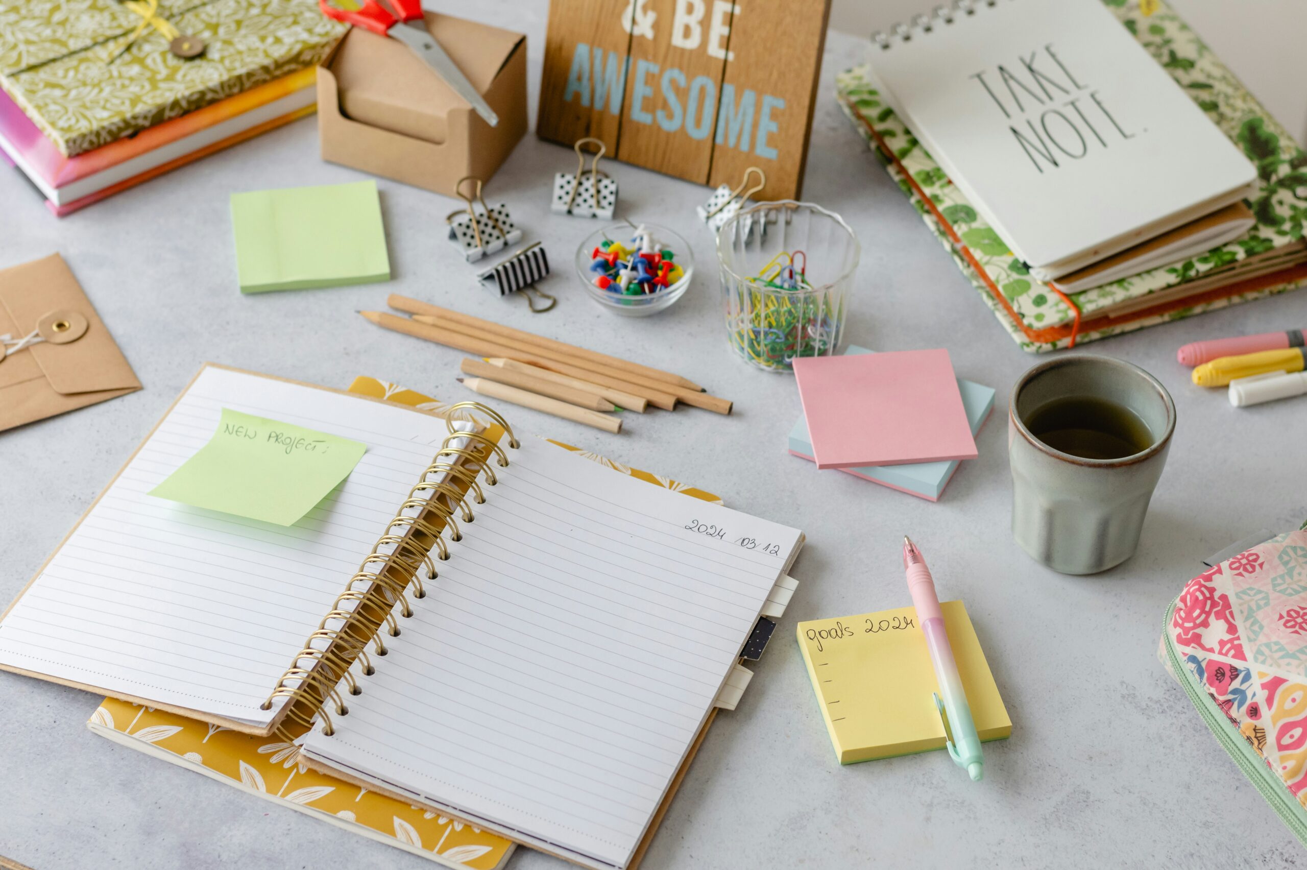 Una agenda organizada con listas de tareas y prioridades diarias, diseñada específicamente para maximizar la productividad personal y la gestión del tiempo.