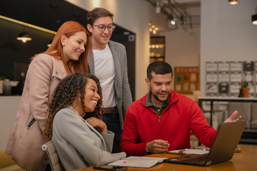 Un equipo de emprendedores que son socios definiendo qué tareas van a delegar a los freelancers.